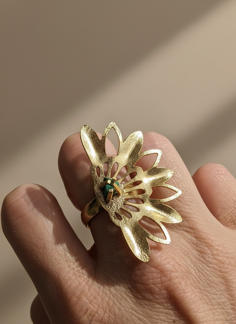HALF FLOWER EMERALD RING