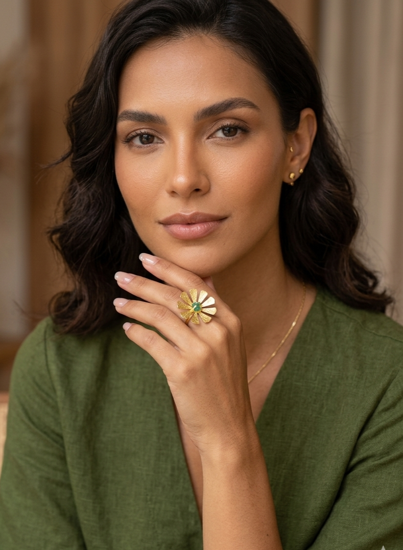 GOLDEN PETALS RING EMERALD